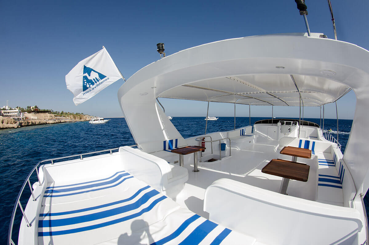 Day boat leaving the Naama Bay jetty